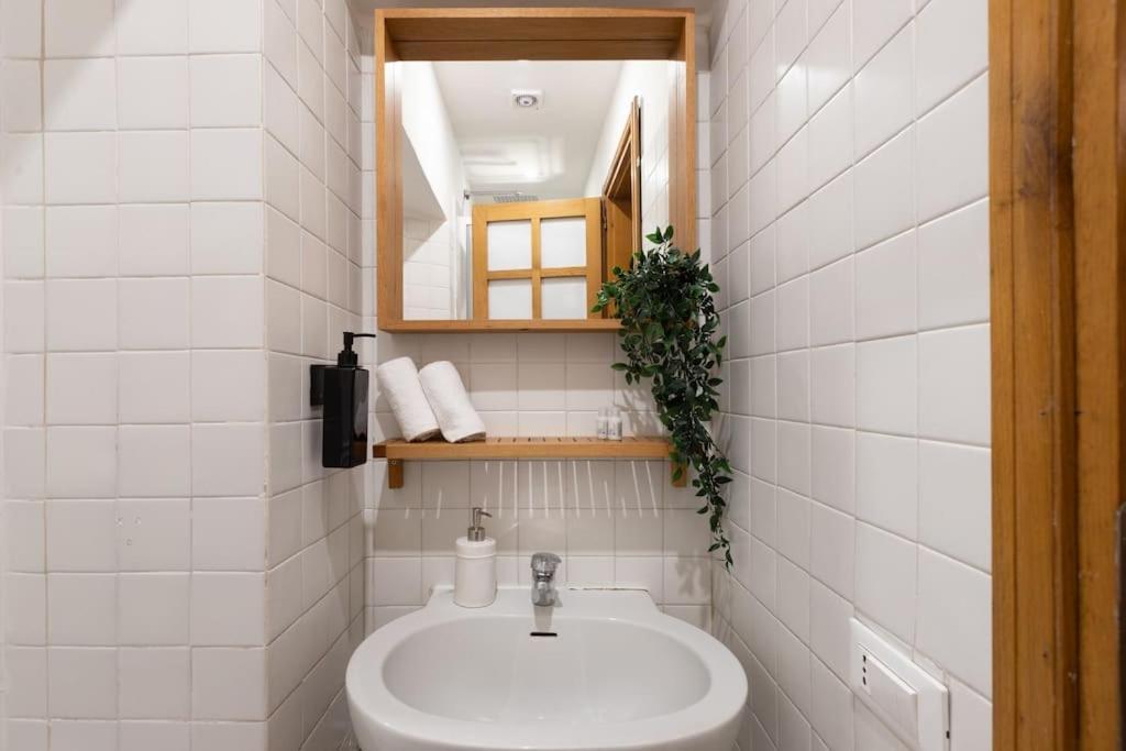 Historic Domus -100 Mt From The Colosseum And 1 Min Metro Apartamento Roma